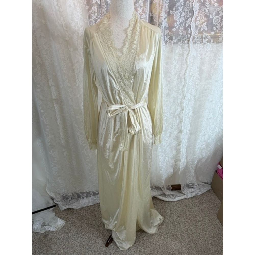 Vintage Miss Elaine Cream Lace Trim Long Robe Nylon ILGWU Made in USA 6030